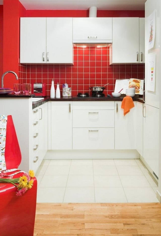 farbgestaltung für weiße küche ideen-roter-fliesenspiegel-rote-wandfarbe