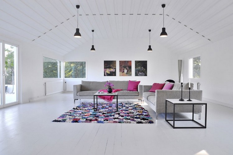 Farbgestaltung der Wohnung fuchsia-kissen-teppich-graue-sofas