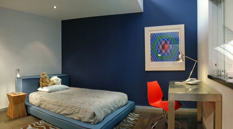 farbgestaltung-wohnung-kobaltblaue-wand-kinderszimmer-polsterbett-himmelblau