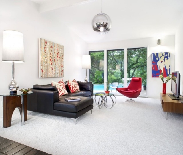 farbgestaltung-wohnzimmer-leder-sofa-schwarz-roter-sessel-weiß-teppich