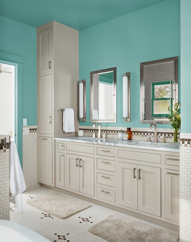 farbideen-badezimmer-blaugrün-staumöbel-mosaikfliesen-boden-muster