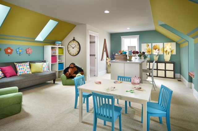 farbideen-für-kinderzimmer-dachschräge-gelber-anstrich-wände-blaue-stühle