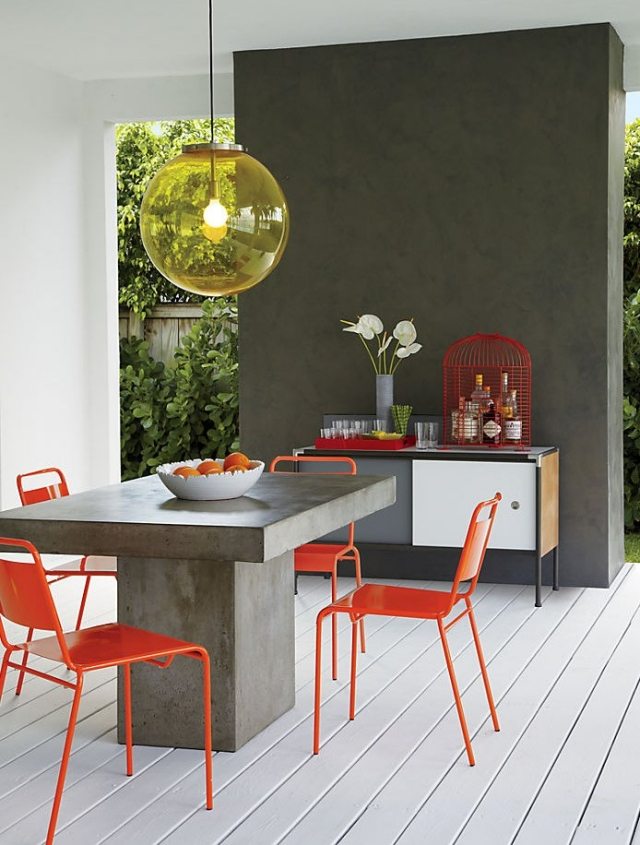 farbige-zimmer-ideen-küchenstühle-rot-lack-betontisch-minimalistisch