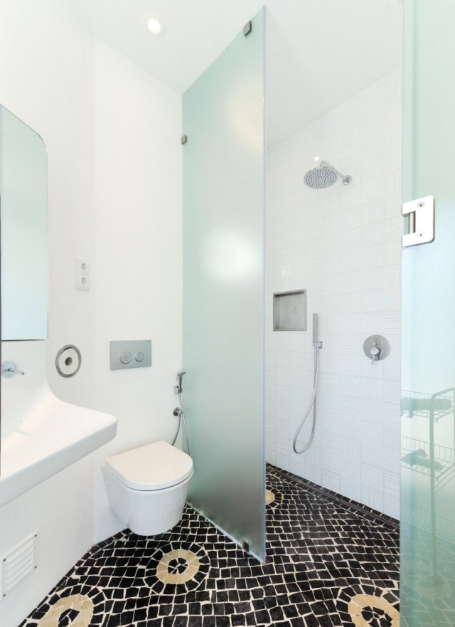 feine-mosaike-badezimmer-fußboden-matt-glas-duschtrennwand