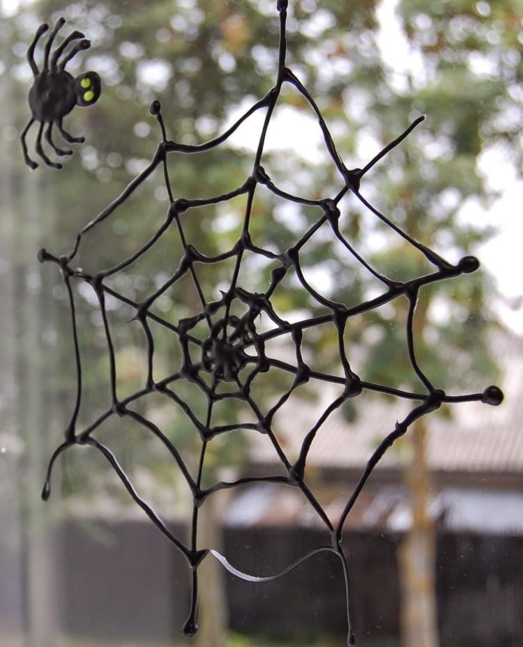fensterbilder-herbst-kindern-schwarz-spinne-spinnennetz-kreativ