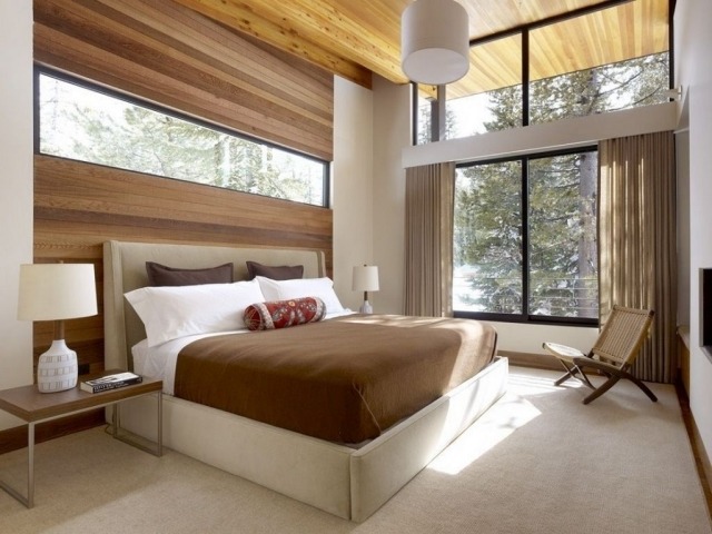  kleines schlafzimmer mit großer Fensterfront braun-beige-creme-teppich