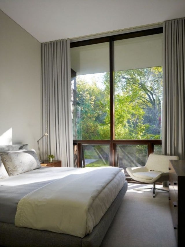 kleines-schlafzimmer mit großer Fensterfront hellgrau-holz-rahmen-fenster