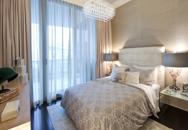 schlafzimmer mit großer Fensterfront kleiner-raum-neutrale-farben-creme-grau-tapeten-wand