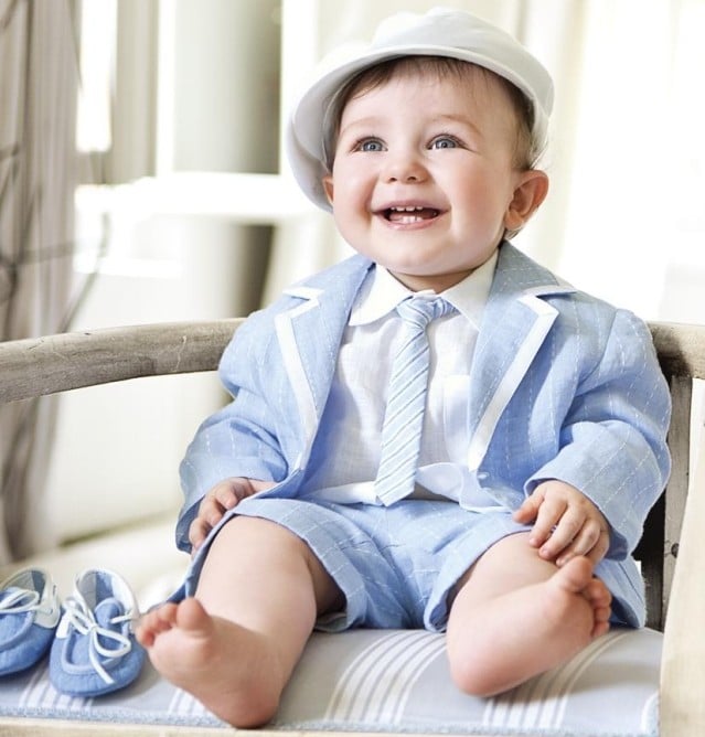 festliche-kleidung für baby junge-anzug-krawatte-babyblau-muetze