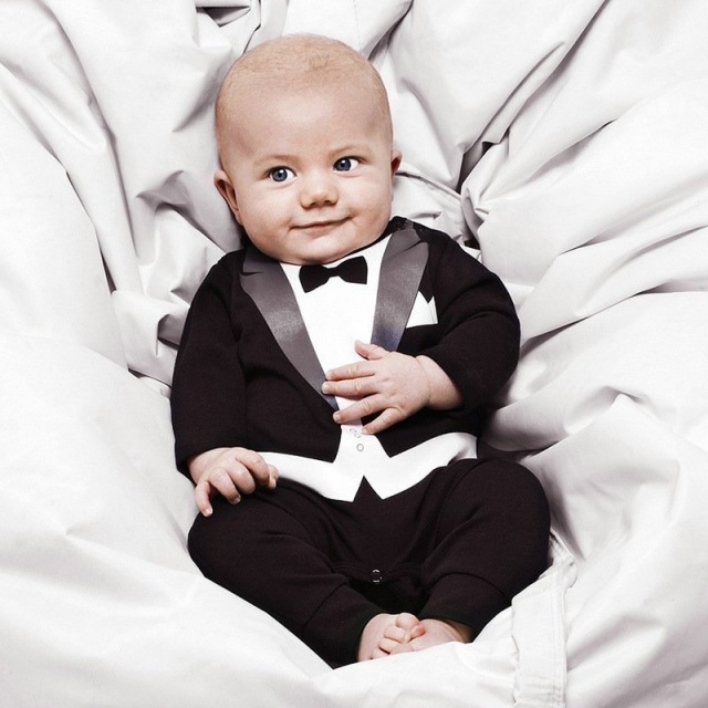 festliche-kleidung für baby junge-stramplerhose-smokin-anzug-look