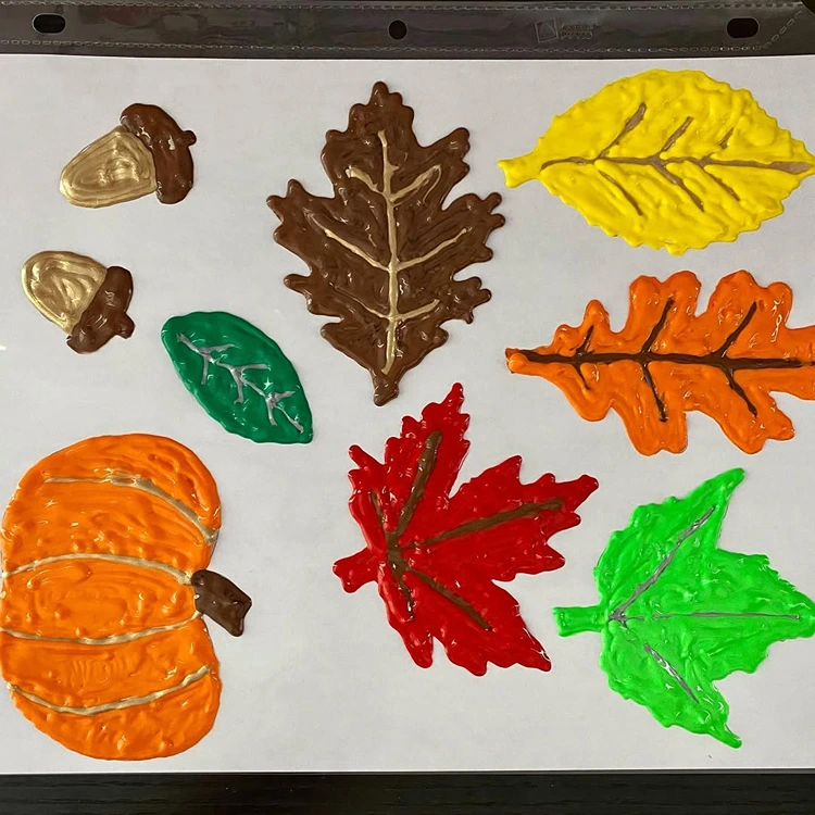 Folie auf Schablone legen und mit Fensterfarben ausmalen