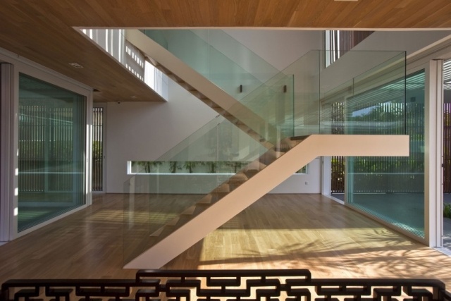 freistehende-raffinierte-innentreppe-design-glaswände-klare-Linien