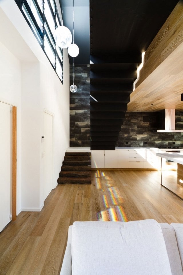 freistehende-treppe-geradläufig-schwarz-minimalistischer-aufgang-mit-lichtfuge