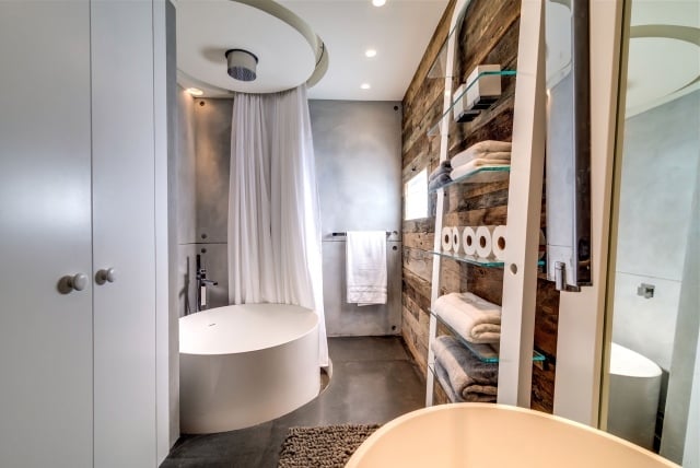 Badezimmer Bilder funktionale-stauraum-ideen-kleines-badezimmer-runde-wanne-duschvorhang-fliesen-holz-look