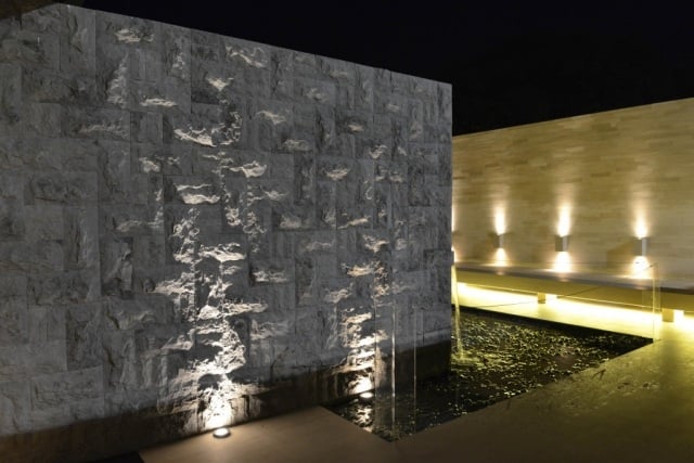 gartenteich-beleuchtet-wand-gestaltung-naturstein-betonvilla