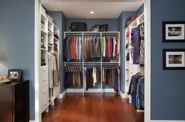 Kleiderschrank-Einfamilienhaus blaue Wand Kleidungsstücke