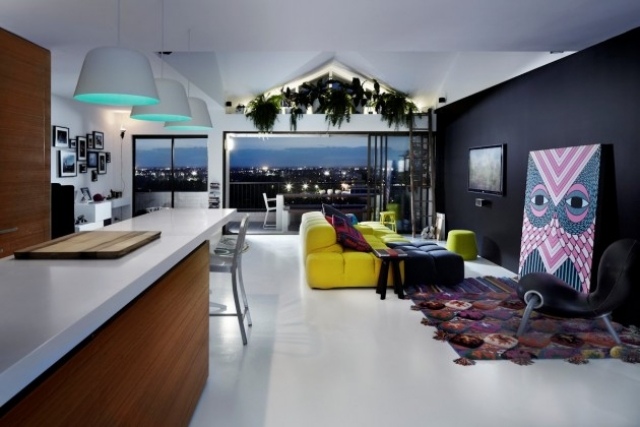 gestaltung-modern-wohnung-wandfarbe-dunkel-violett-gelb-sofa