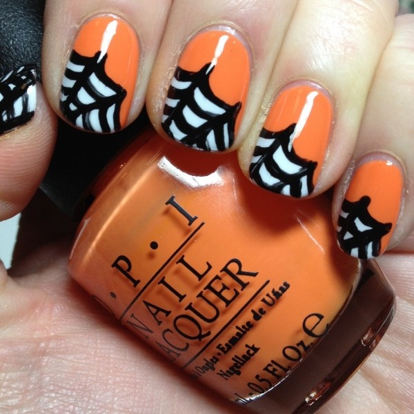 glänzend-Orange-Nägel-Halloween-Spinnennetze-Fingerspitzen