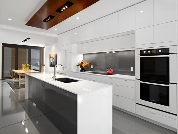 glänzende-moderne-küche-weiß-schwarz-fronten-kochinsel-fliesen-fußboden