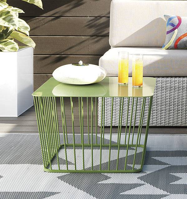 grün-gartentisch-metall-teppich-für-outdoor-sommer-ideen
