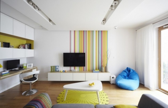 grüne-streifen-wohnzimmer-weiße-wände-sitzsack-design-blau-modern