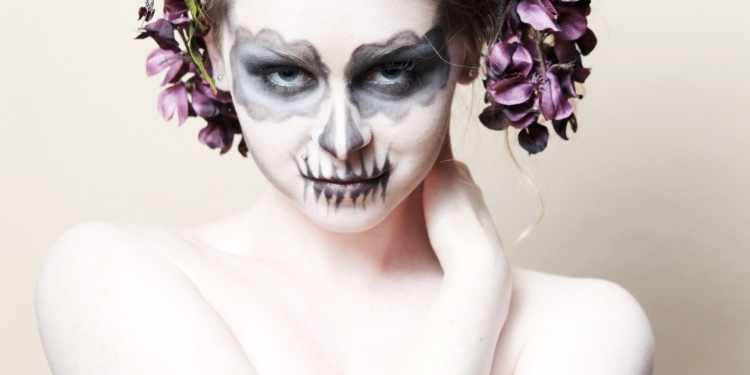 halloween-hexe-kostuem-make-up-blumen-haar-zusammen-idee-tipps