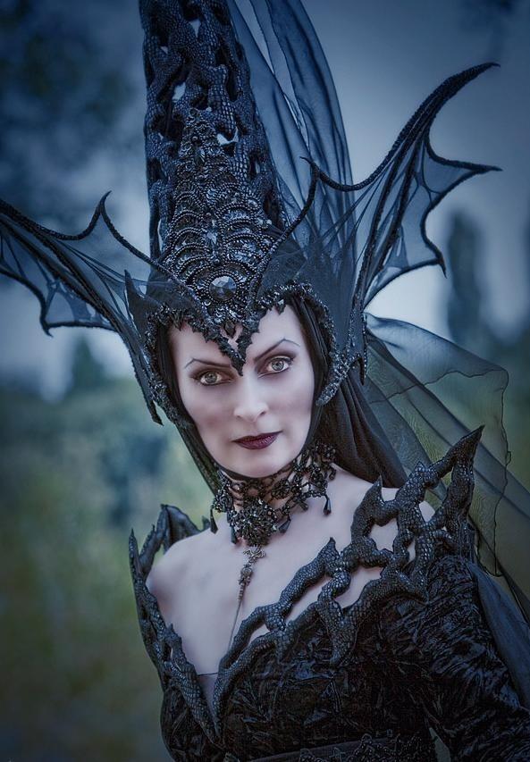 halloween hexe kostüm schwarze-koenigin-hut-drachenfluegel