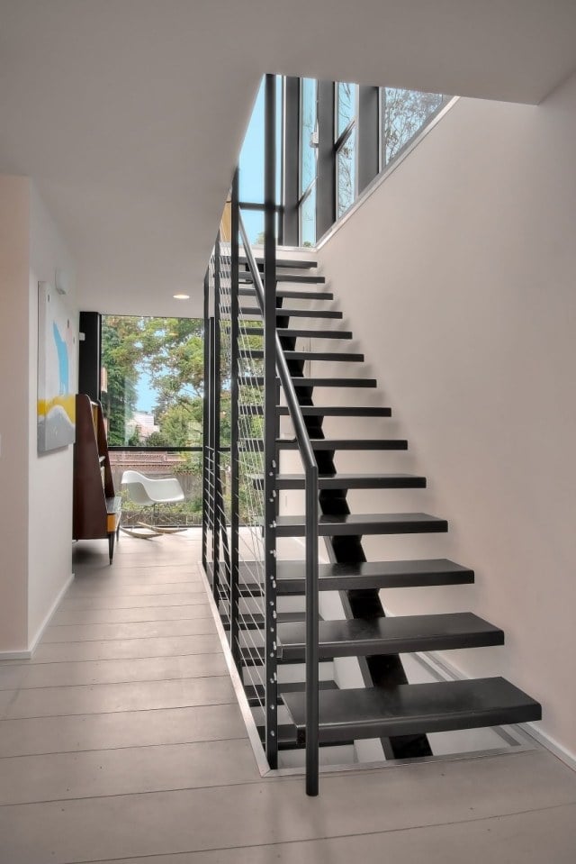 harfen-treppe-mittelholmtreppe-innendesign-modern-Stufen-schwarz-Stahl
