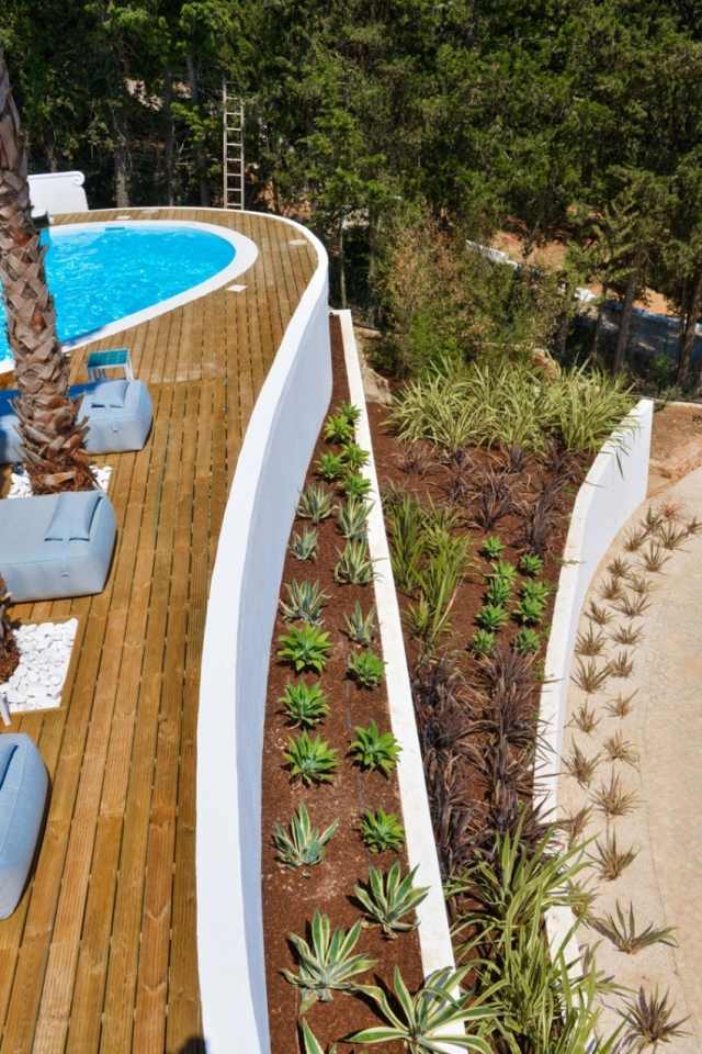 haus-küste-dachterrasse-deck-holz-fiberglas-pool-terrassen-bepflanzt