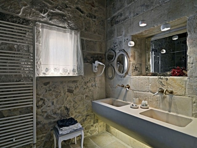 heizkörper-modern-badezimmer-wandgestaltung-rustikal-stein-fugen-weiß