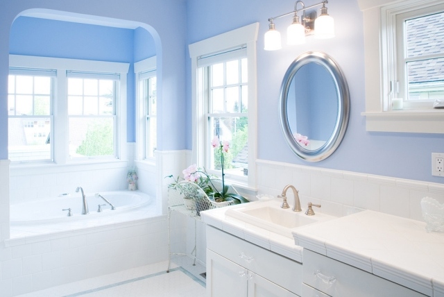 hell-himmelblau-weiß-bordüren-badezimmer-farben-kombinieren