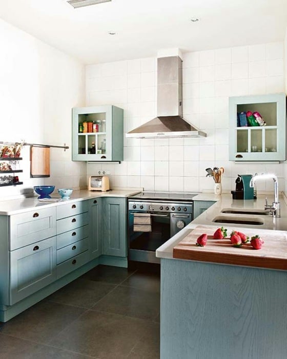helle-blaue-Küche-Küchenschränke-aus-Holz-weiße-Fliesen