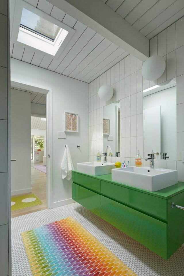 helles-bad-oberlichter-grün-lack-waschbecken-unterschrank-fußmatte-bunt