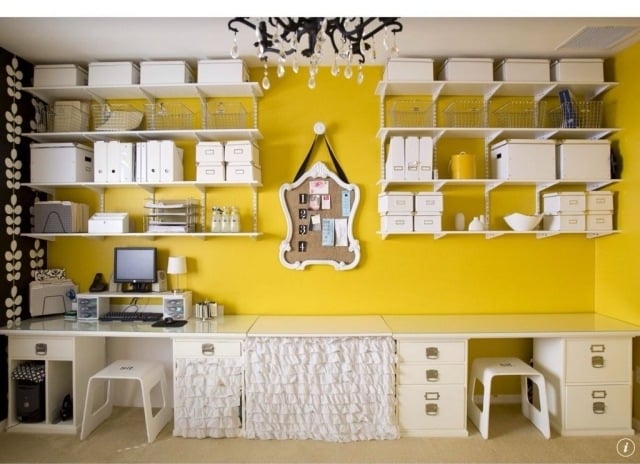 home-office-gelbe-wandfarbe-weisse-moebel-stauraum