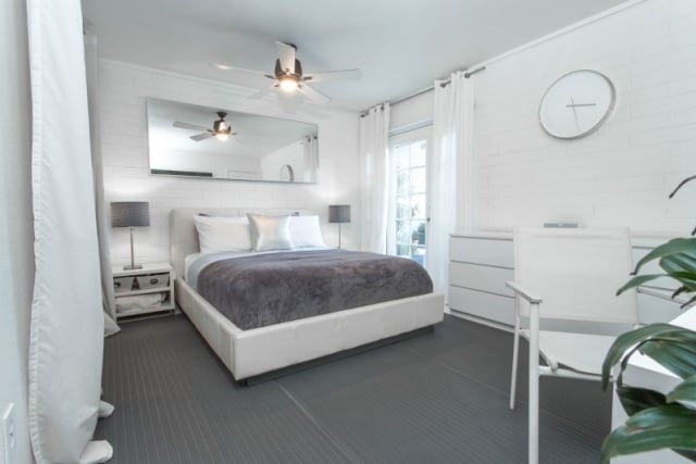 Schlafzimmer modern gestalten kleiner-raum-weisse-grauer-bodenbelag-wandspiegel