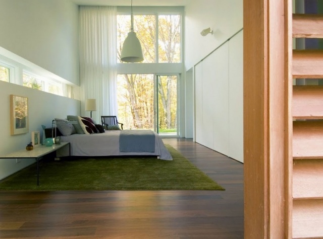 idee-schlafzimmer-modern-gestalten-holzboden-gruener-teppich-fensterfront