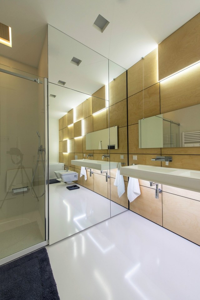 ideen-bad-ohne-fenster-paneele-holzoptik-indirekte-beleuchtung-spiegelwand