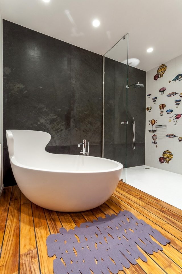 ideen-badezimmer-badewanne-rückenlehne-ergonomisches-design-Dusche-Glastrennwand