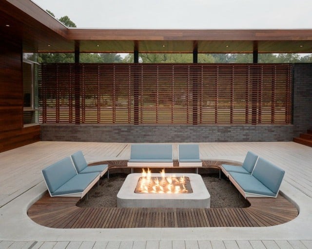 ideen patio feuerstelle holzboden blaues sofa