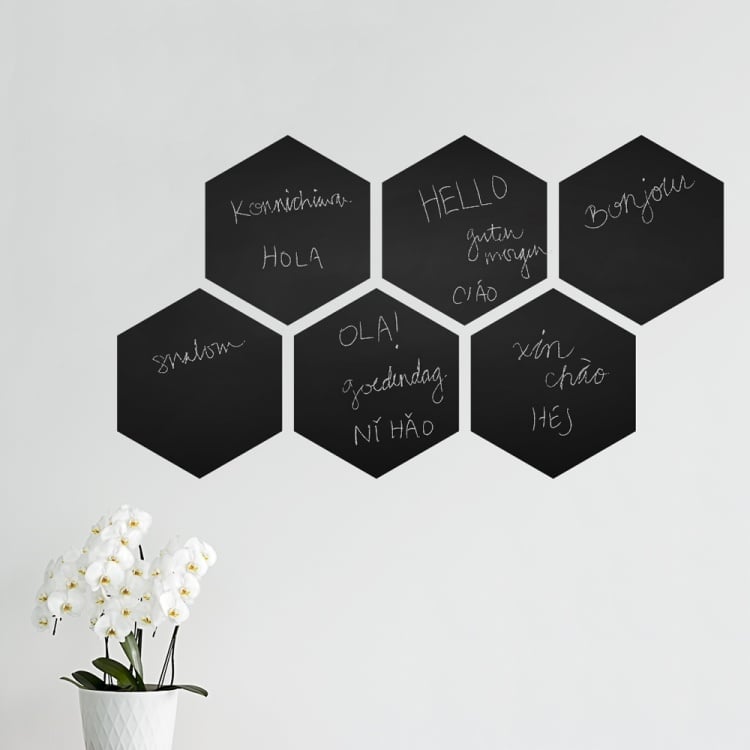 ideen-wandgestaltung-schwarz-kreidetafel-sechecken-wandfarbe-weiss-orchidee