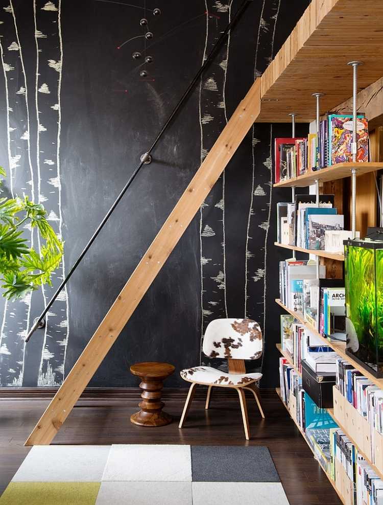 ideen-wandgestaltung-schwarz-kreidetafel-treppe-mansarde-bibliothekenwand