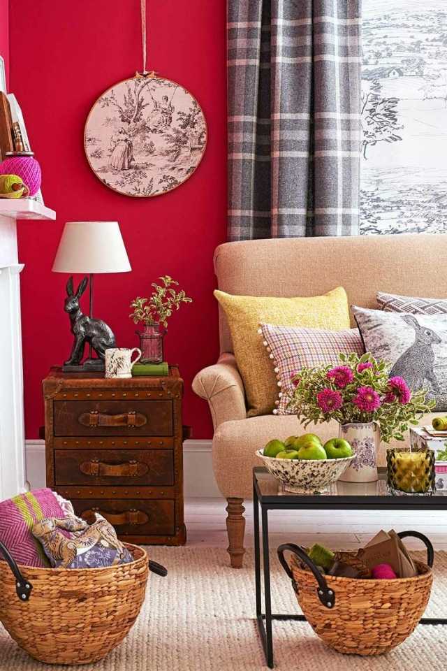 ideen-wohnzimmer-landhausstil-dekorationen-rote-wandfarbe-beige-sofa-teppich