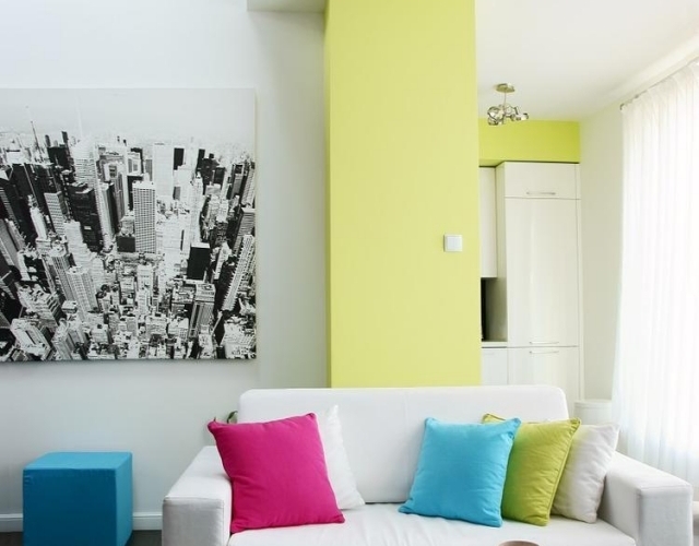 ideen-wohnzimmer-streichen-akzent-gruen-gelb-weisses-sofa