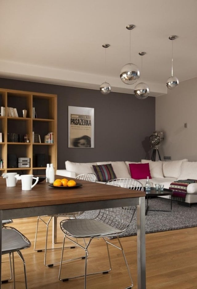 ideen fürs wohnzimmer streichen grau-weisses-sofa-holz-buecherregal