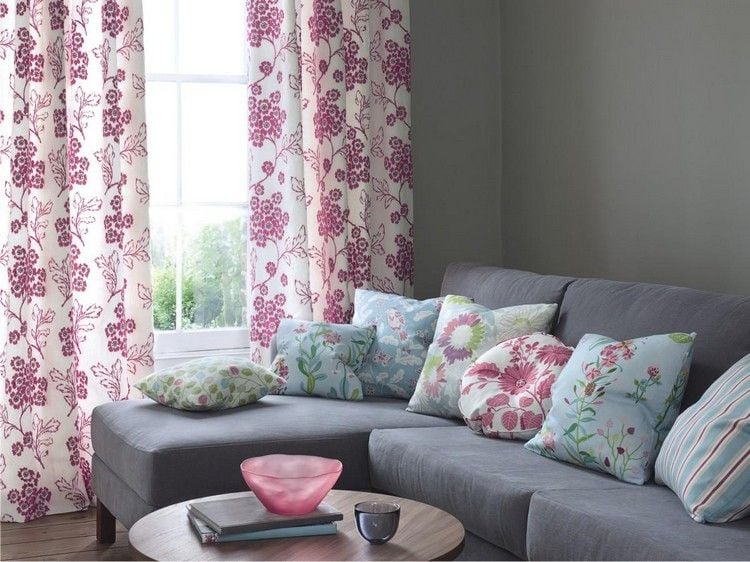 ideen-wohnzimmer-streichen-graue-wandfarbe-rosa-pastellblaue-akzente