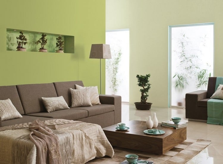 Ideen fürs Wohnzimmer streichen gruene-wandfarbe-braunes-sofa