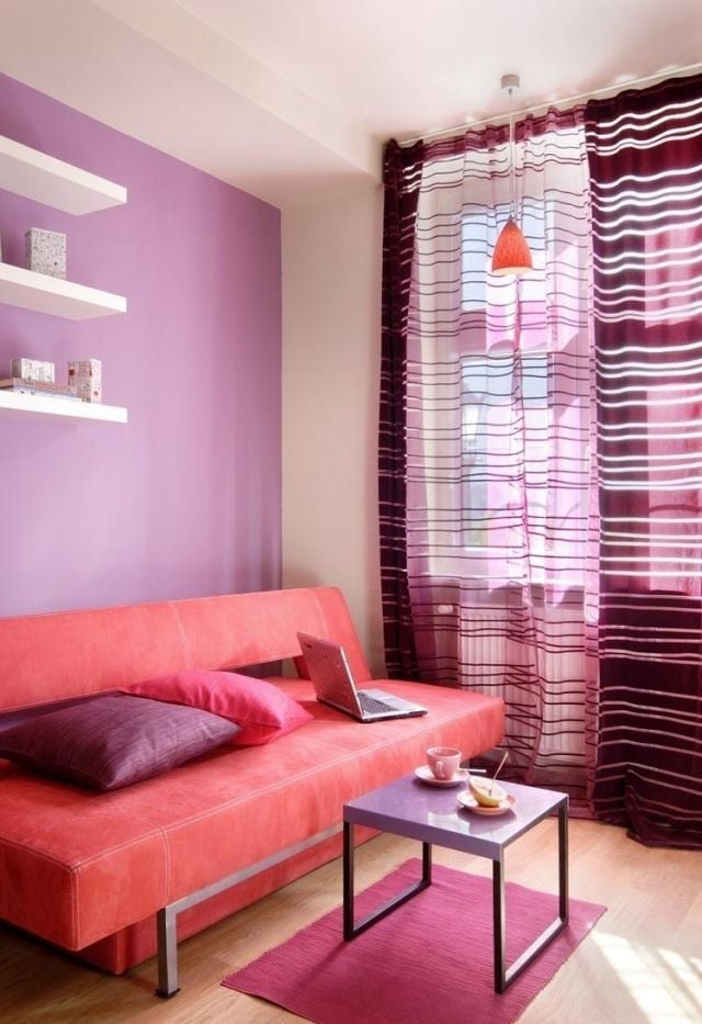 Ideen fürs Wohnzimmer streichen lila-akzentwand-gardinen-weisse-regale