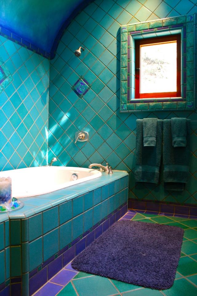 indigoblau-türkis-farben-gestaltung-badezimmer-fliesen-badewanne