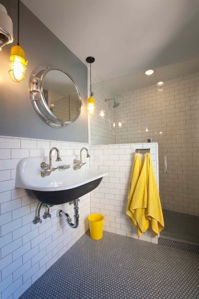industrial-chic-badezimmer-weiße-fliesen-grau-wand-gelbe-handtücher-eimer