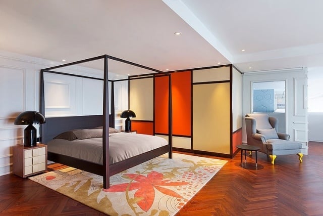 innendesign-ideen-schlafzimmer-farben-holzboden-parkett-rote-wand-schwarz-rahmen